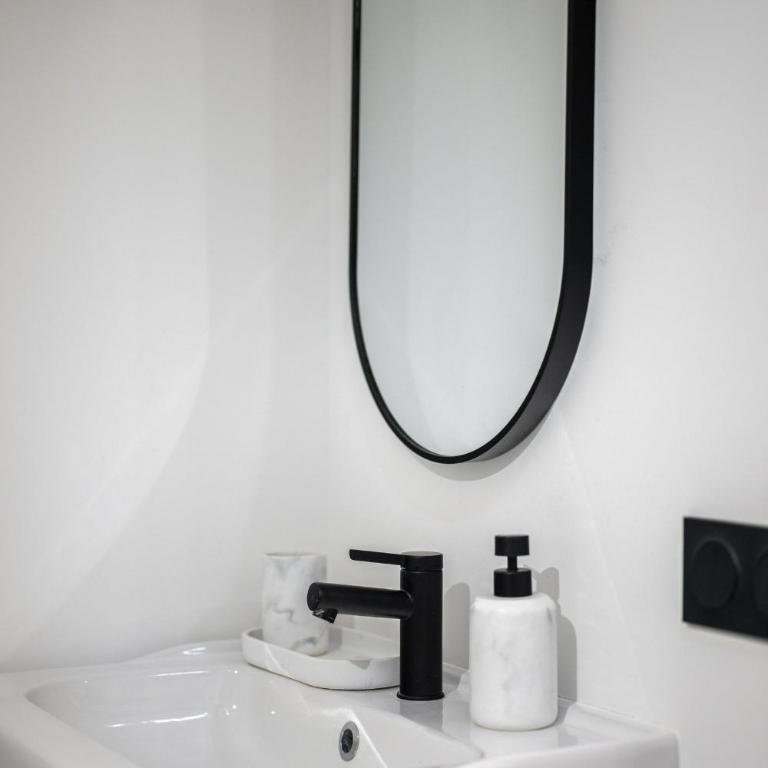 3BR Duplex w/ Balcony & A/C - Port of Nice | By Airnest - Appartamento - 17