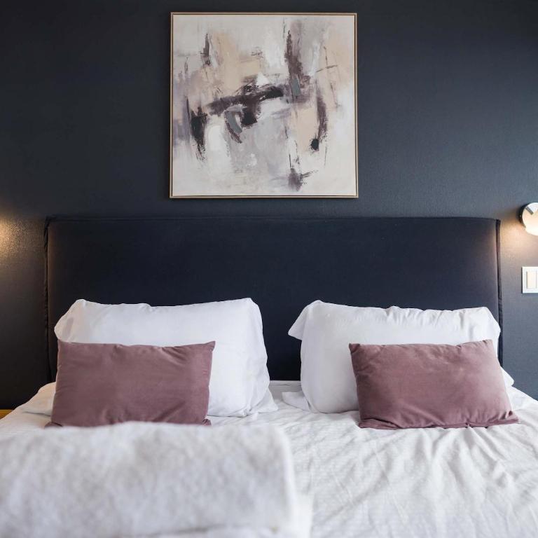 Stylish 2BR City Flat Modern Design and Comfort - Apartment - 29