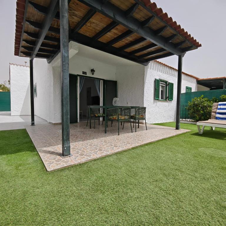 2 bedroom bungalow with parking - Casa de 2 dormitorios - 1