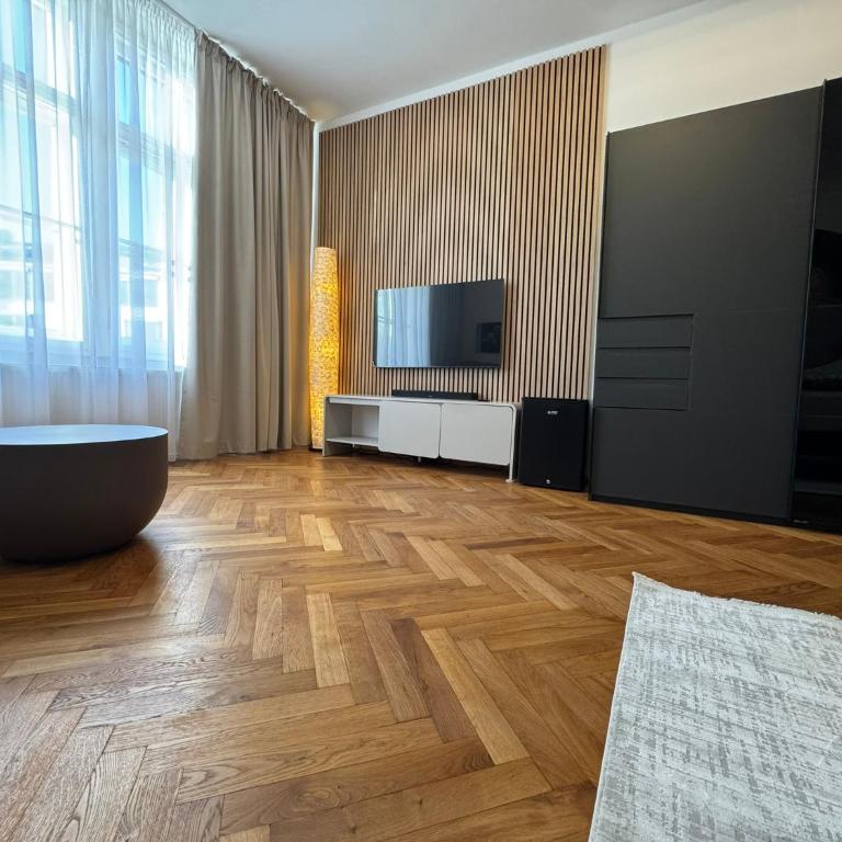 Isartor Rooms - SHARED BATHROOM - Chambre Double avec Salle de Bains Commune - 2