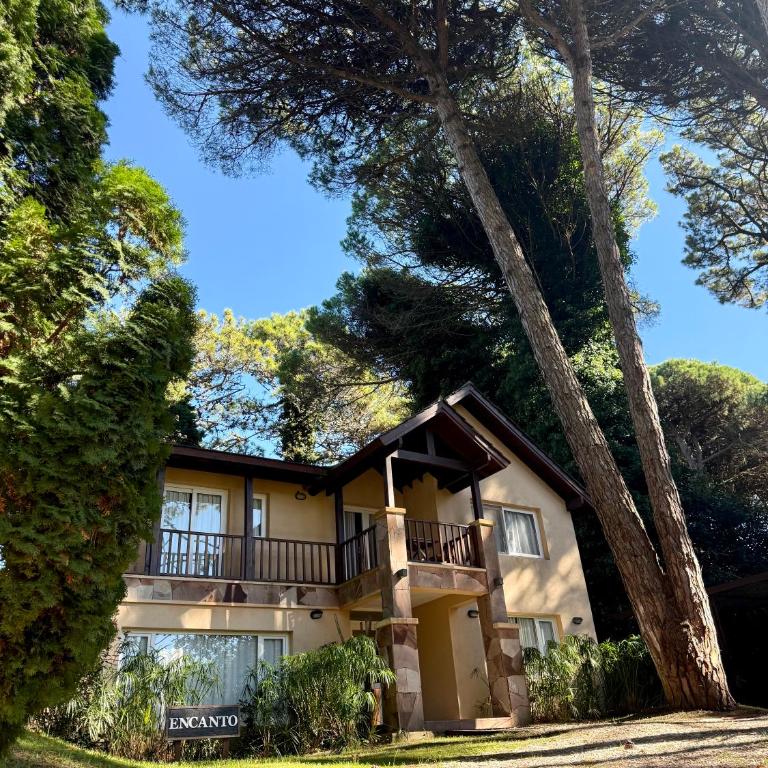 Casa con pileta en el Bosque de Cariló - Ideal Familias - Casa de 3 dormitorios - 1