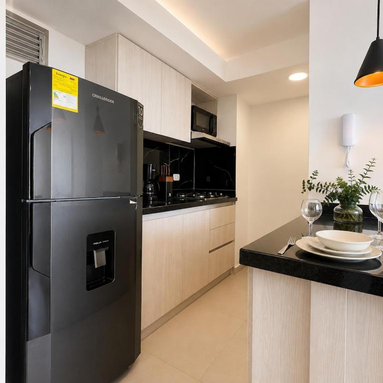 Tropical Midnight, Sea Views & Pool, Wi-Fi - Three-Bedroom Apartment with Sea View - 4