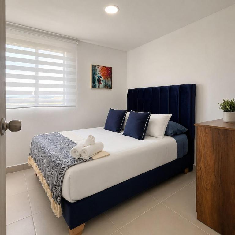 Tropical Midnight, Sea Views & Pool, Wi-Fi - Three-Bedroom Apartment with Sea View - 25