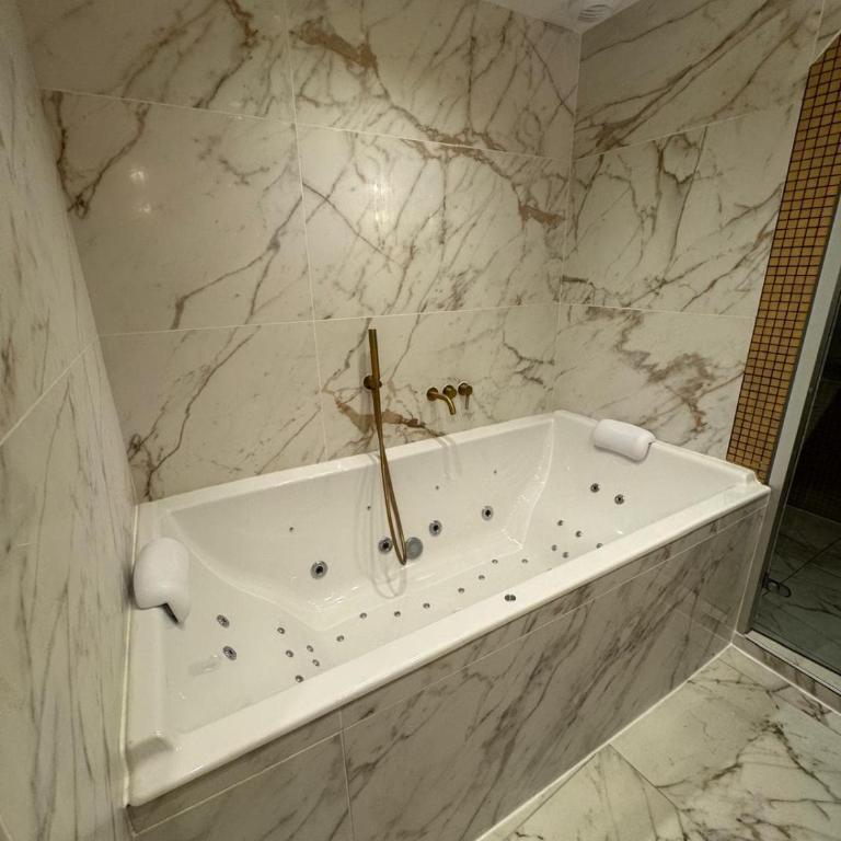 La suite romaine de Nîmes, balnéo, hammam, clim - Two-Bedroom Apartment - 16
