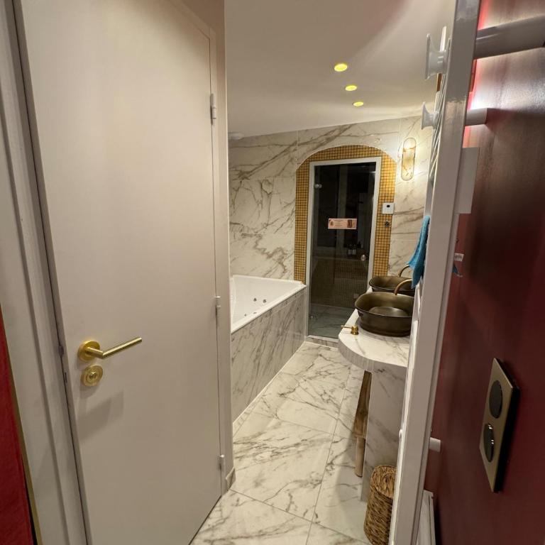 La suite romaine de Nîmes, balnéo, hammam, clim - Two-Bedroom Apartment - 21