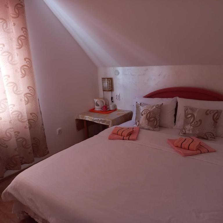 Apartmani Sobe Šljivančanin - Dvokrevetna Soba sa Bračnim Krevetom i Zajedničkim Kupatilom - 9
