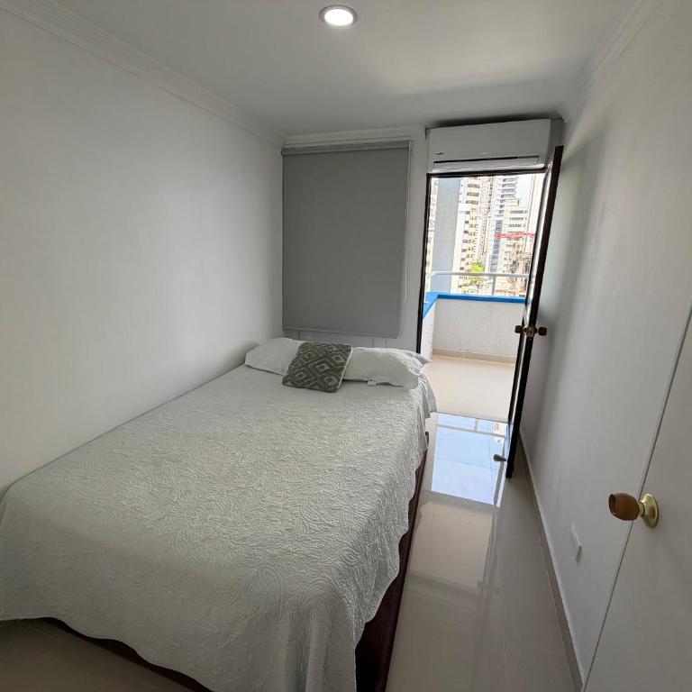 Apartamento en Bocagrande con vista lateral al mar ICDI - Two-Bedroom Apartment with Sea View - 10
