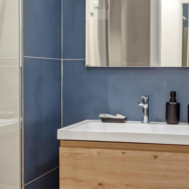Colour Suite - Camera Tripla con Balcone - 20