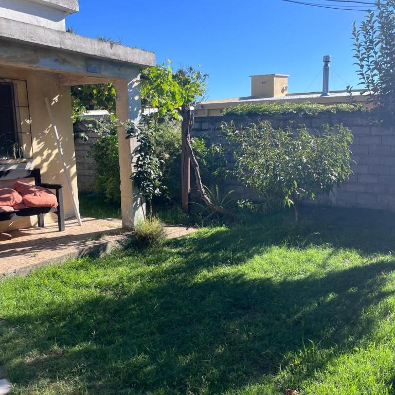 Casa, gran jardín rodeada de frutales, a minutos de sitios turísticos - Casa de 2 dormitorios - 4