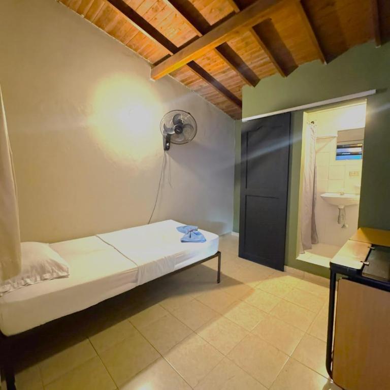Hostal Pura Vida la 70 - Habitación Individual con baño privado - 18