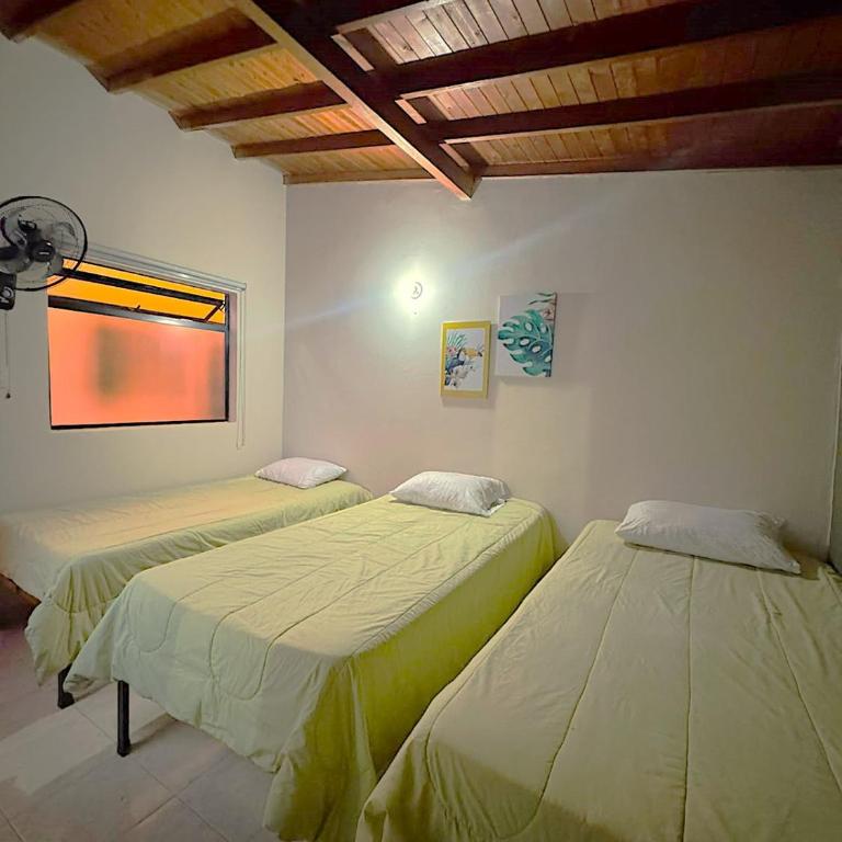 Hostal Pura Vida la 70 - Habitación Triple con baño privado - 16