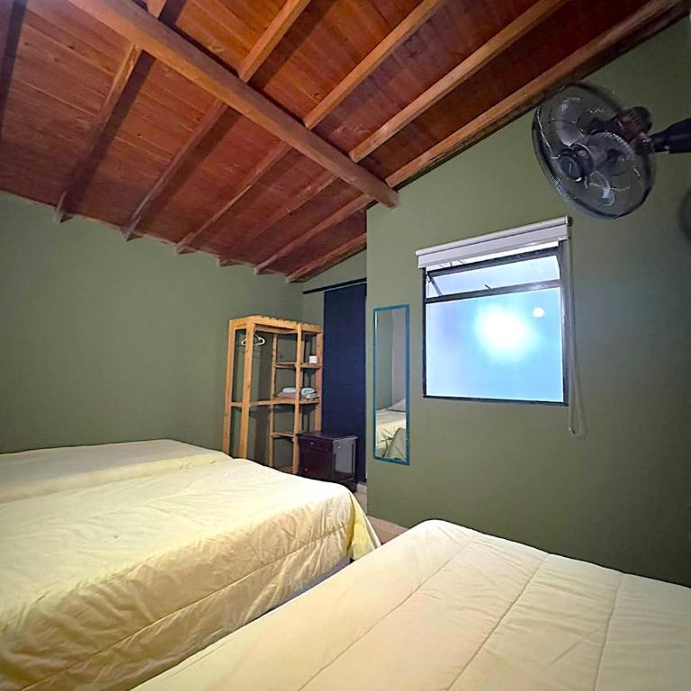 Hostal Pura Vida la 70 - Habitación Triple con baño privado - 18