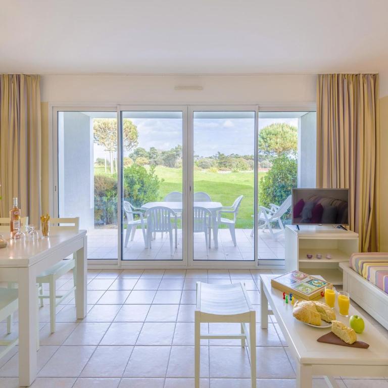 Oceanfront Suite for Five - One-Bedroom Apartment - 17