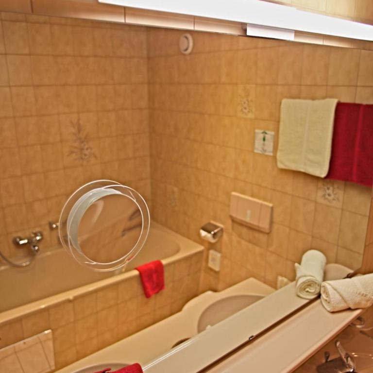 Pension Walserheim - Doppelzimmer mit Badewanne - 2