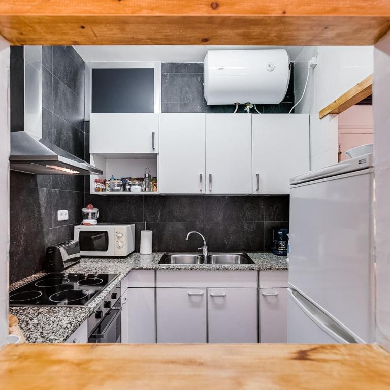 Deep Purple - Two-Bedroom Apartment - 15