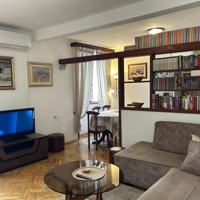 Apartment Marko - Classic One-Bedroom Apartment with King Bed - 3