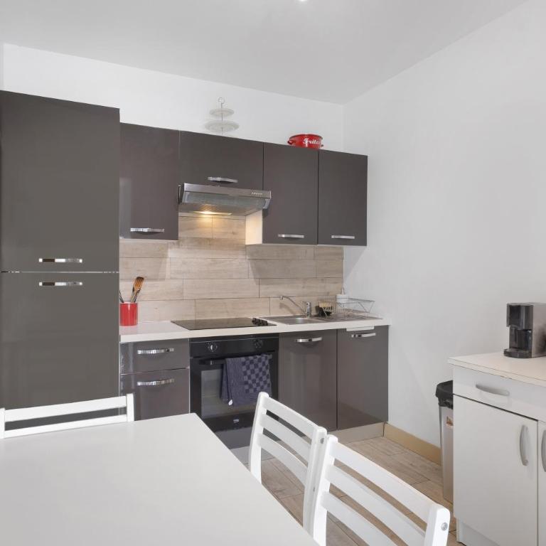 Les Orangers - Two-Bedroom Deluxe Apartment with Garden View - 7