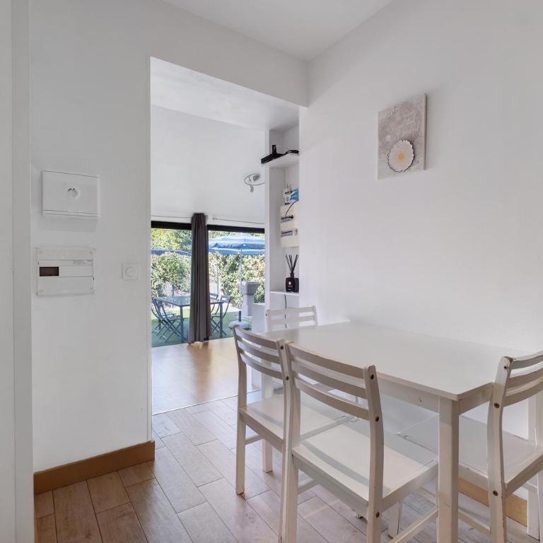 Les Orangers - Two-Bedroom Deluxe Apartment with Garden View - 8
