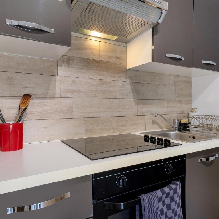 Les Orangers - Two-Bedroom Deluxe Apartment with Garden View - 9