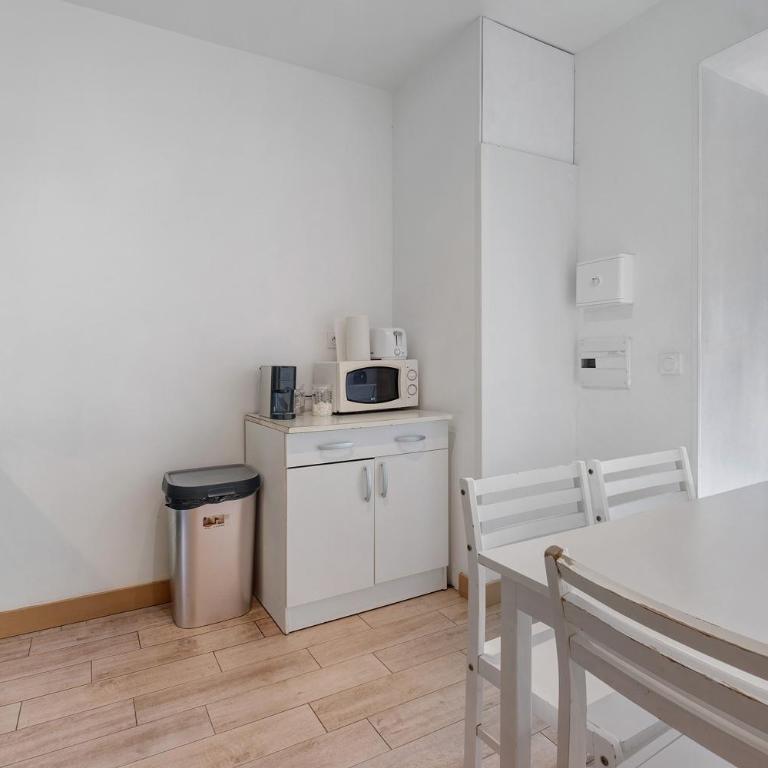 Les Orangers - Two-Bedroom Deluxe Apartment with Garden View - 10