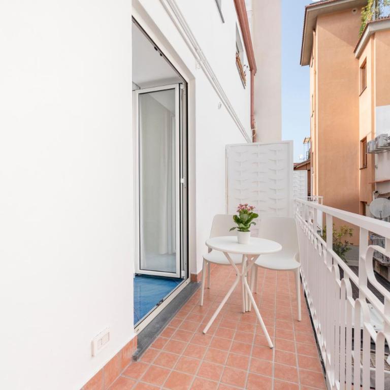 Cornelia Rooms Sorrento - Main Square - Camera Matrimoniale con Terrazza - 2