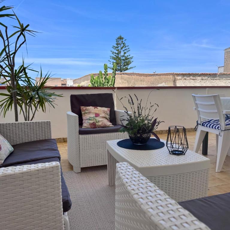 3 min Walk to Beach 3BR Apartment with Terrace AC & Parking - Appartamento con 3 Camere da Letto e con Balcone - 1