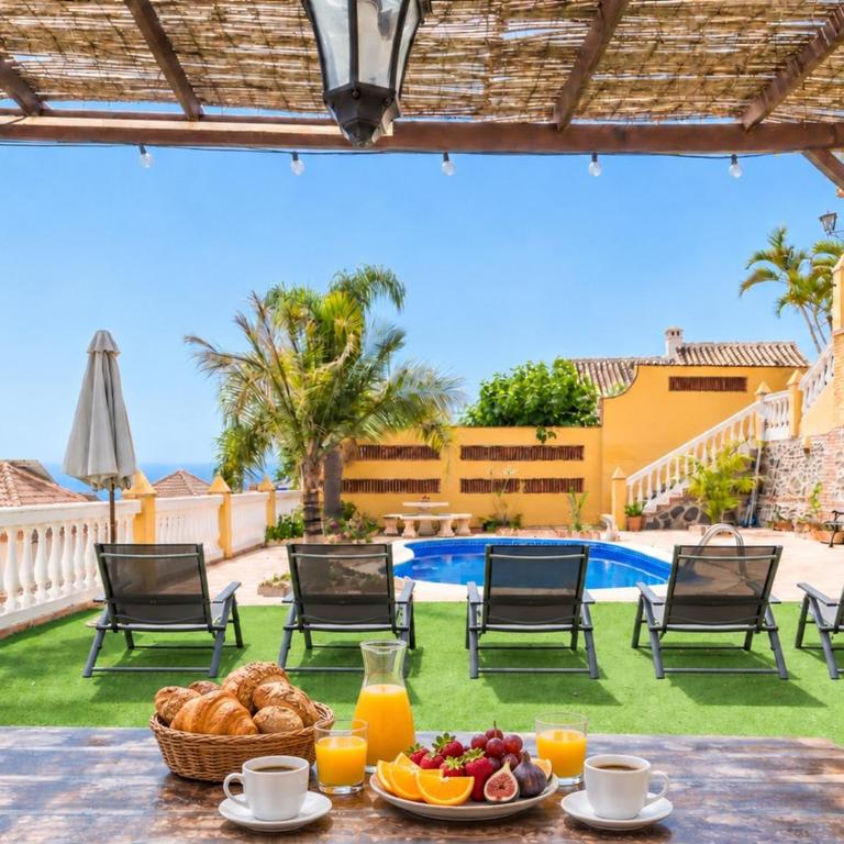 CHALET CON PISCINAS Y VISTAS DE ENSUEÑO - Five-Bedroom House - 1