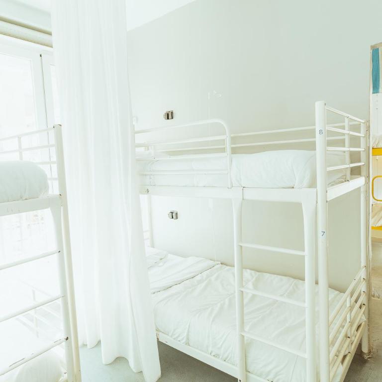 HeyLola! Hostel - Cama Individual en dormitorio compartido mixto con 14 camas - 5