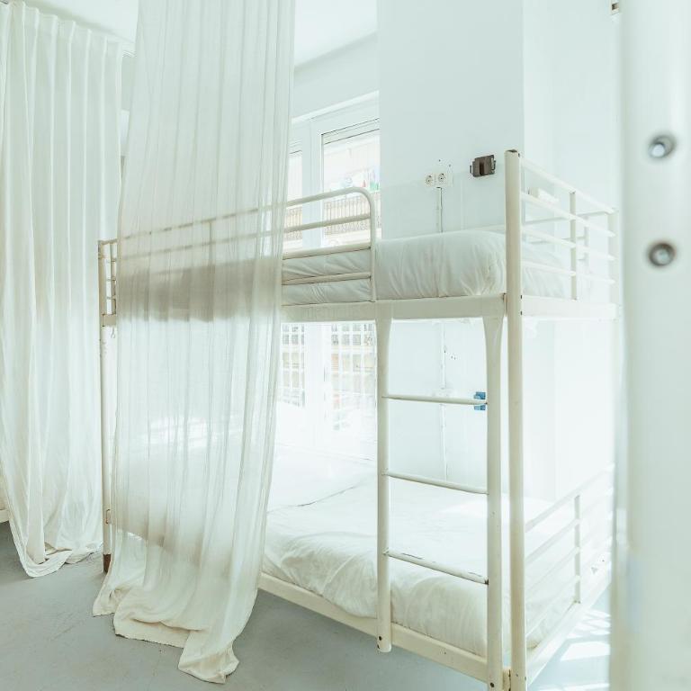 HeyLola! Hostel - Cama Individual en dormitorio compartido mixto con 14 camas - 3