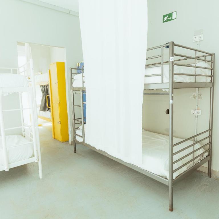 HeyLola! Hostel - Cama Individual en dormitorio compartido mixto con 14 camas - 4