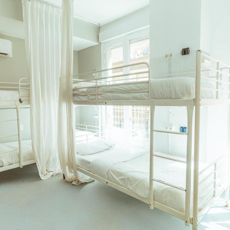 HeyLola! Hostel - Cama Individual en dormitorio compartido mixto con 14 camas - 2
