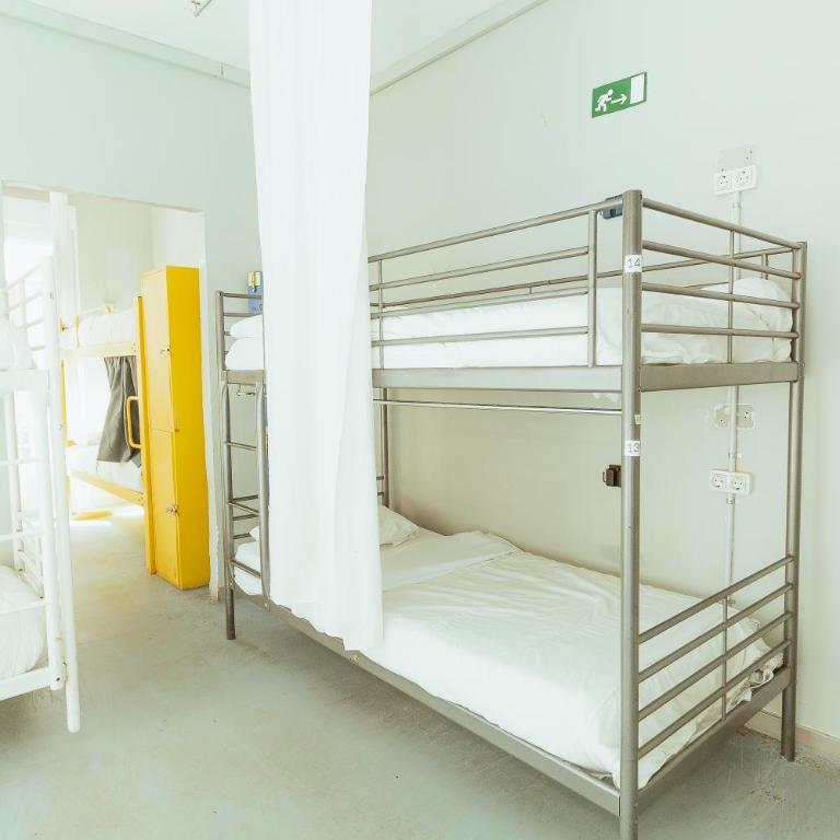 HeyLola! Hostel - Cama Individual en dormitorio compartido mixto con 14 camas - 1