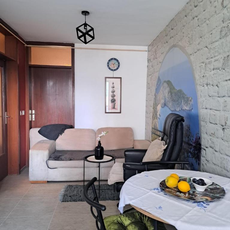 Oasis By Didi 4U2STAY - Two-Bedroom Apartment with Balcony - 12