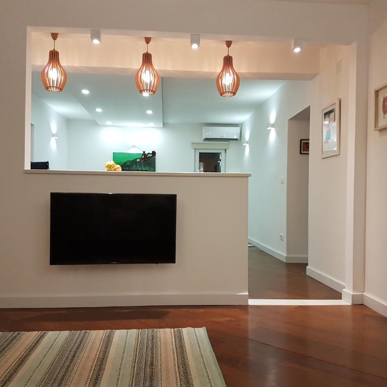 Bright Central Apartman - Two-Bedroom Apartment - 2