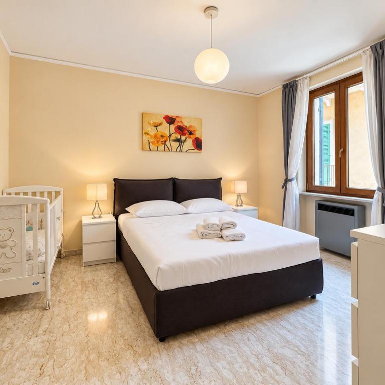 Verona Historic Center 2BR 2BA Near Arena - Two-Bedroom Apartment with City View - 3