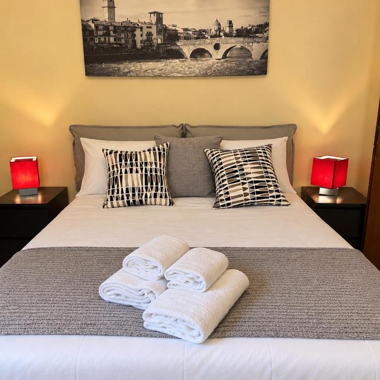 Verona Historic Center 2BR 2BA Near Arena - Two-Bedroom Apartment with City View - 13