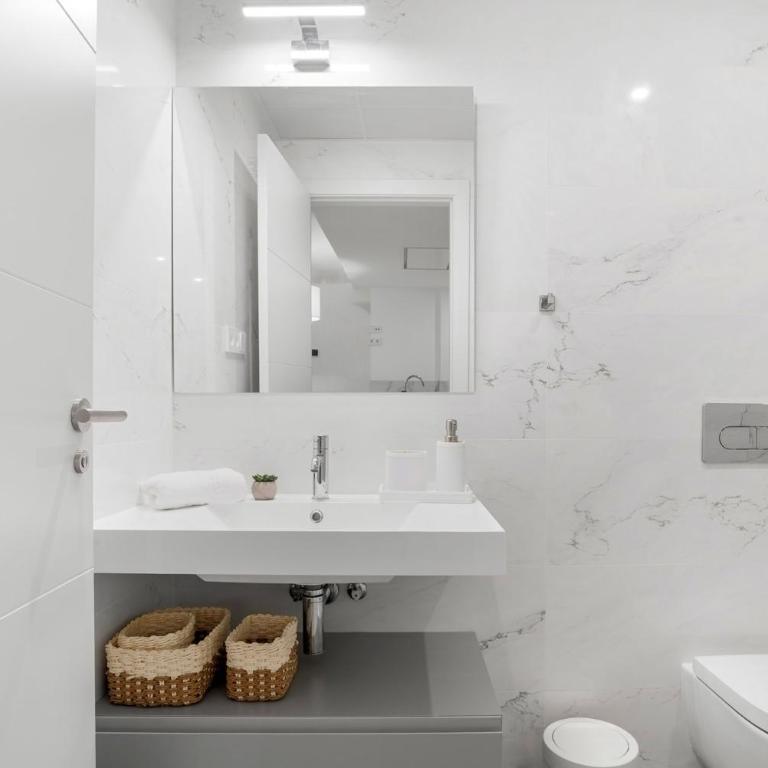 Modern Apartment Center Steps from the Beach - Apartamento - 11