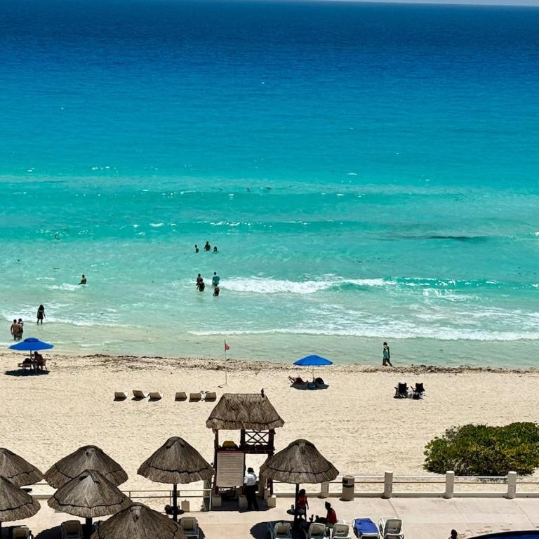Blue Beach Beachfront 2 BDR by Casa Paraiso - Two-Bedroom Apartment - 2