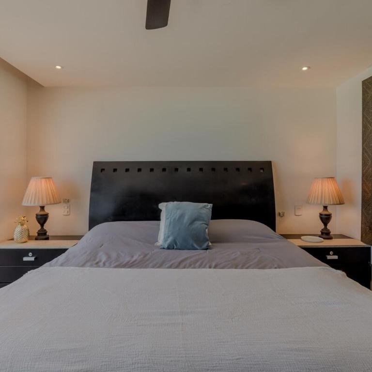 Blue Beach Beachfront 2 BDR by Casa Paraiso - Two-Bedroom Apartment - 24
