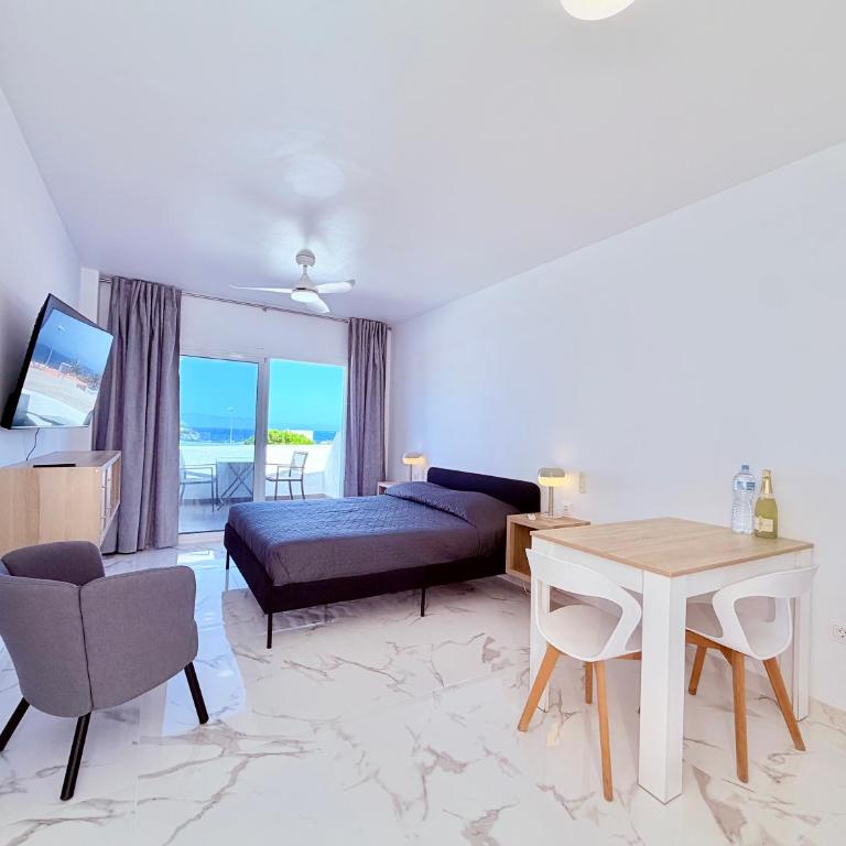 Victoria Beachfront Studio 1, Central Location Las Americas - Estudio con vistas al mar - 1