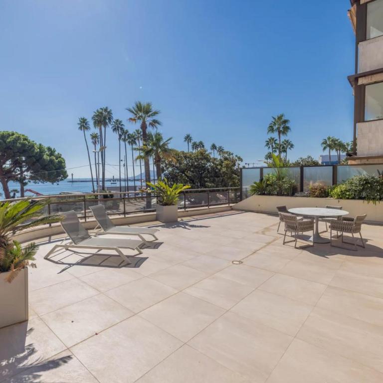 REF 1429 - Cannes Croisette - Sea view apartment for rent - Appartement - 17
