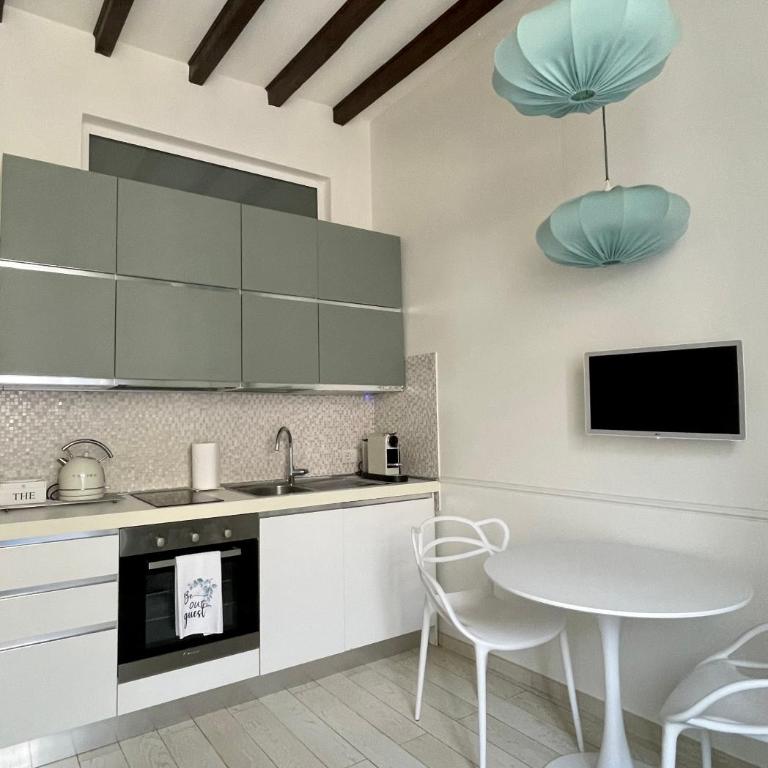 YOUnique studio flat - city center - Appartamento Monolocale - 6