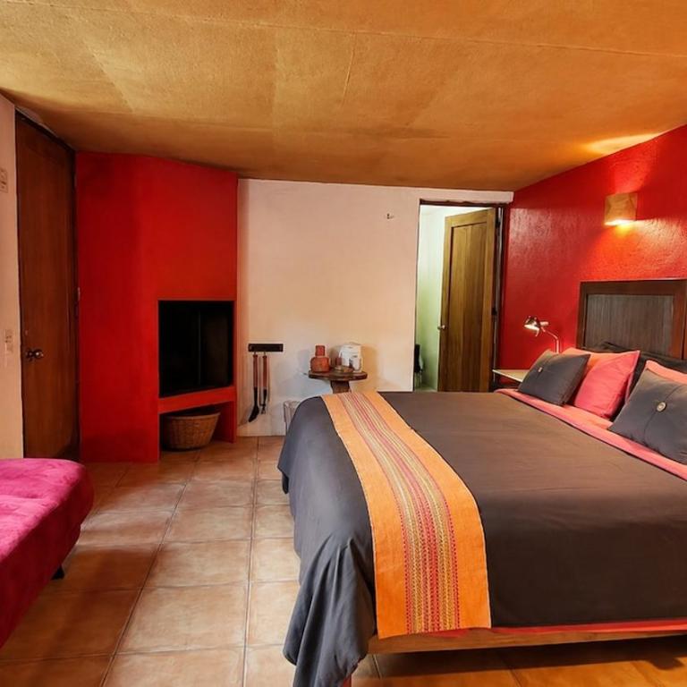 Forest Retreat Room w Hot Tub & Fireplace - Budget Double Room - 8