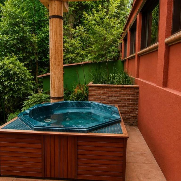 Forest Retreat Room w Hot Tub & Fireplace - Budget Double Room - 37