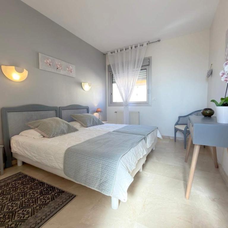 Beachfront 3 Bedroom Apartment with Panoramic Sea View and Balcony - Appartement - 6