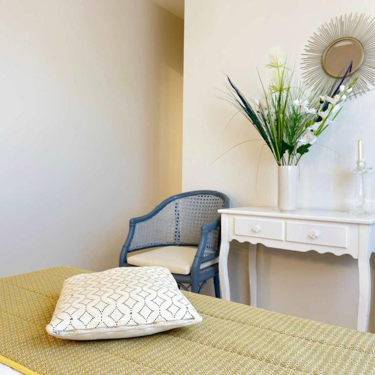Beachfront 3 Bedroom Apartment with Panoramic Sea View and Balcony - Appartement - 7
