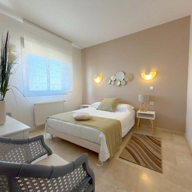 Beachfront 3 Bedroom Apartment with Panoramic Sea View and Balcony - Appartement - 8