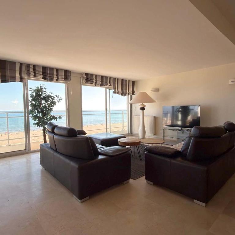 Beachfront 3 Bedroom Apartment with Panoramic Sea View and Balcony - Appartement - 11