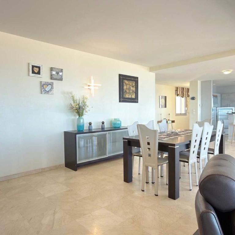 Beachfront 3 Bedroom Apartment with Panoramic Sea View and Balcony - Appartement - 15