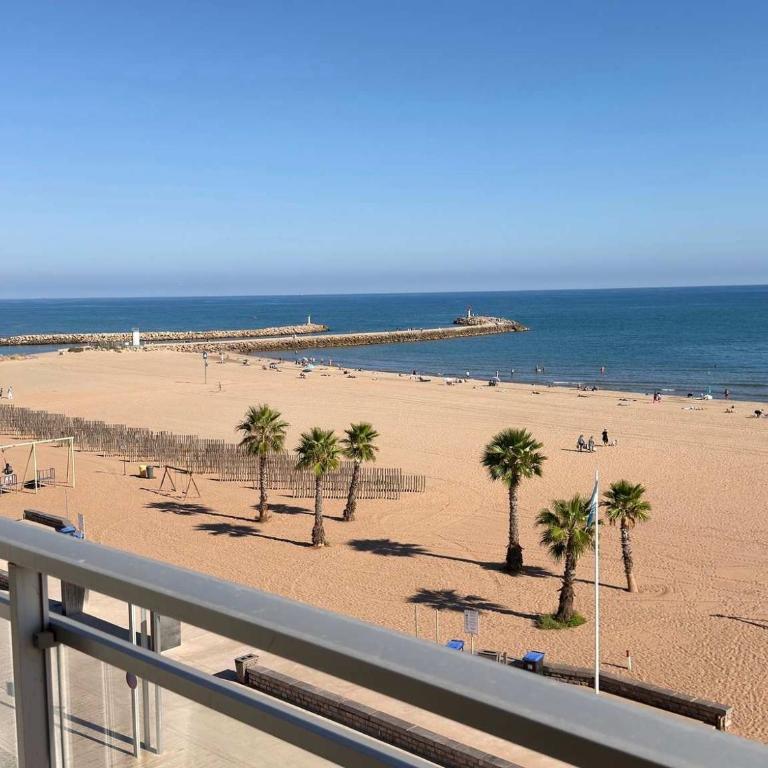 Beachfront 3 Bedroom Apartment with Panoramic Sea View and Balcony - Appartement - 20